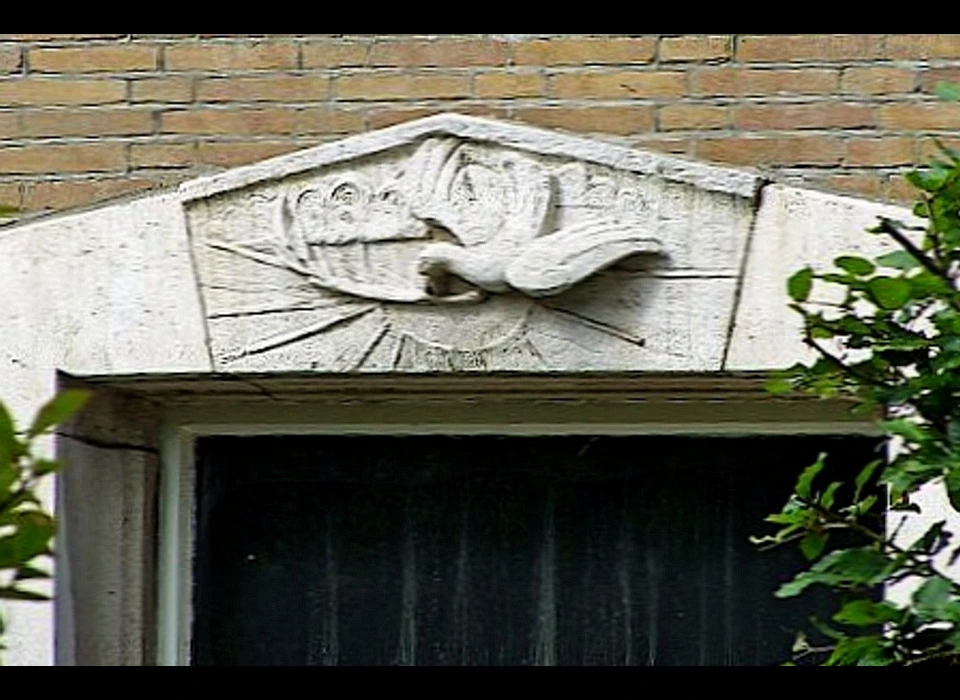 Diepenbrockstraat 9 1999 reliëf duif