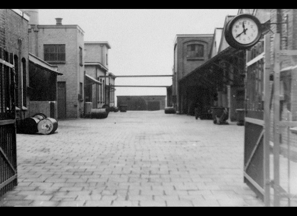 Duivendrechtsekade 67-68 bedrijfstoegang Nederlandsche Cocaïne Fabriek (circa 1930)