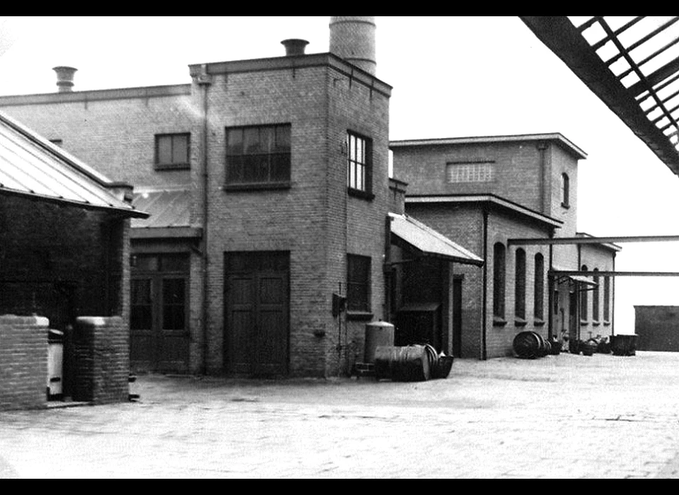 Duivendrechtsekade 67-68 gebouwen Nederlandsche Cocaïne Fabriek (circa 1930)