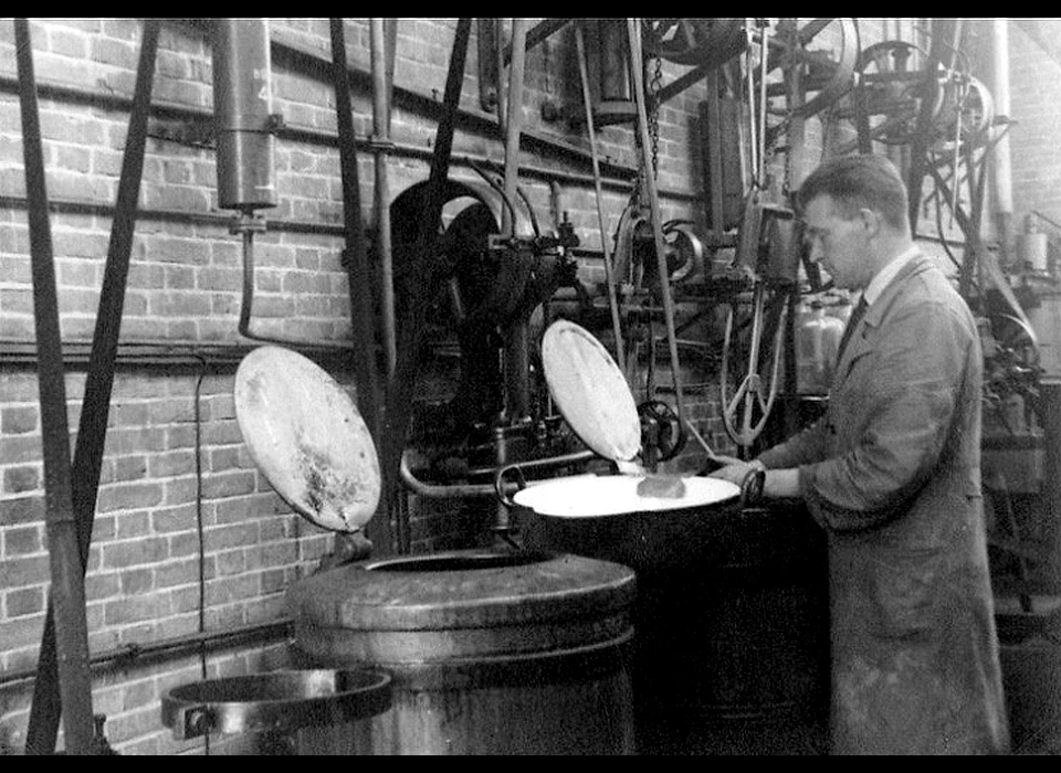 Duivendrechtsekade 67-68 distillatieketels Nederlandsche Cocaïne Fabriek (circa 1930)