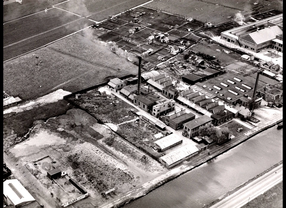 Duivendrechtsekade 67-68 luchtfoto van terrein van de Nederlandsche Cocaïne Fabriek (1938)