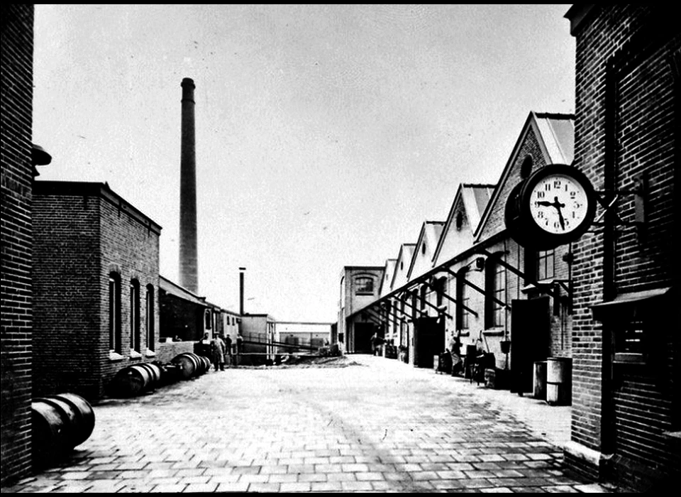 Duivendrechtsekade 67-68 bedrjfstoegang Nederlandsche Cocaïne Fabriek (circa 1938)