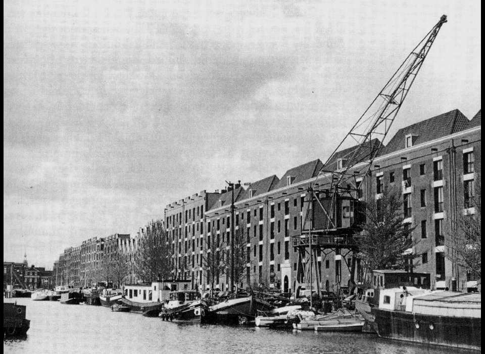 Entrepotdok portaalkraan tegenover 70 gezien naar Nieuwe Herengracht, kraan wordt na restauratie herplaatst (1970)