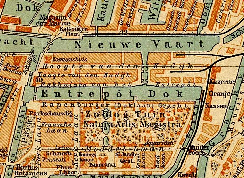 Amsterdam 1895 met Pakhuizen van het Entrepôt en de straten Hoogte en Laagte van den Kadijk