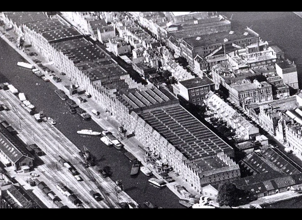 Entrepotdok platte daken goed herkenbaar evenals de verhogingen waar het hijswiel is ondergebracht (1955)