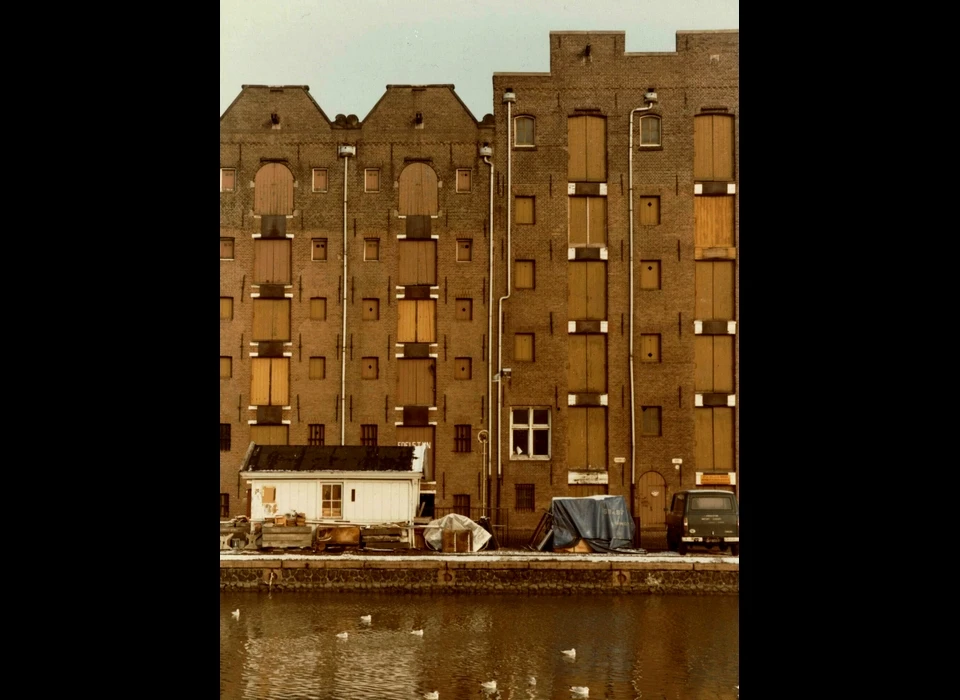 Entrepotdok 28-31 het witte gebouwtje is kantine (1977)