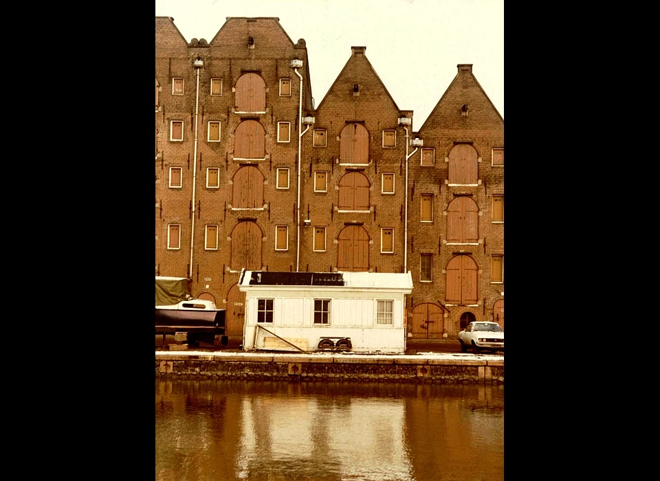 Entrepotdok 41-43 het witte gebouwtje is een kantine (1977)