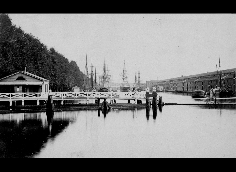 Entrepotdok vanaf Nieuwe Herengracht rechts loodsen Plantage Doklaan (1892)