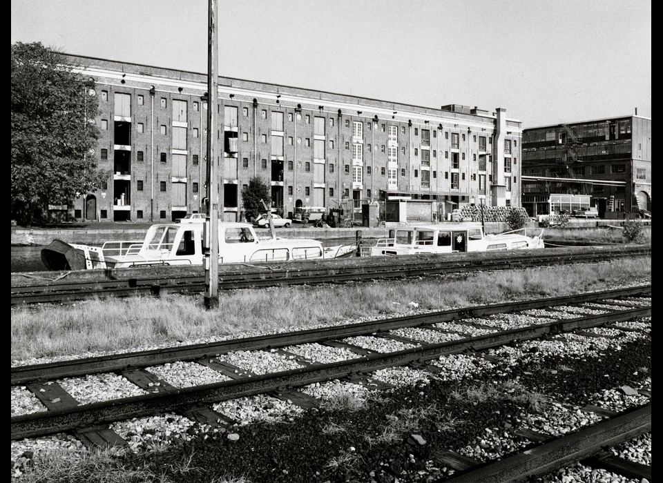 Entrepotdok 87-98 Kalenderpanden vanaf Plantage Doklaan (1973)