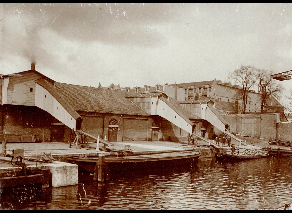 Entrepotdok 85 zijgevel aan Entrepotdoksluis (ca.1900)