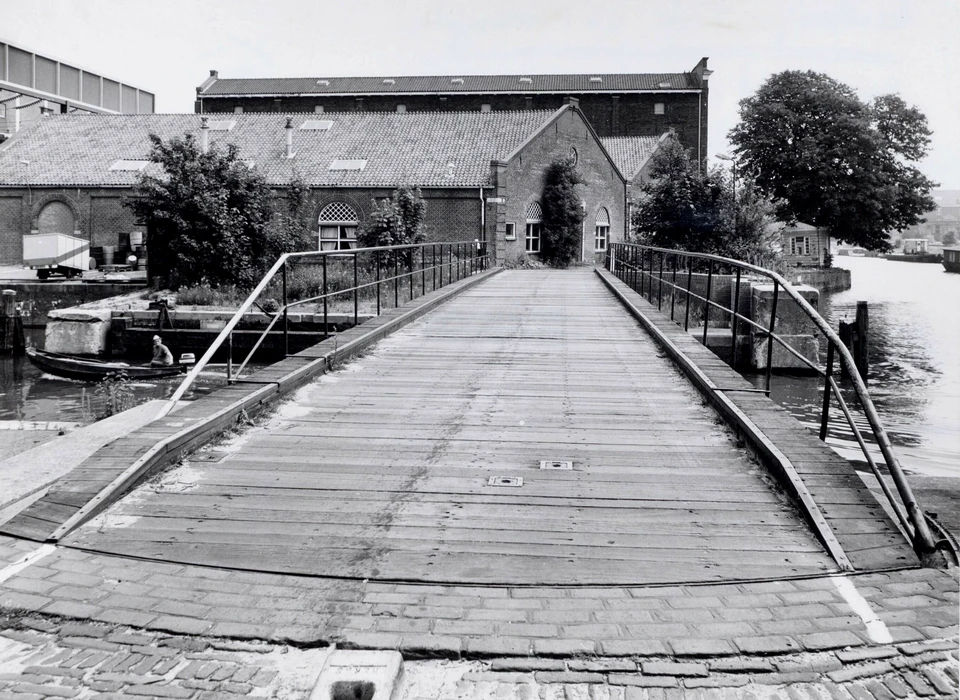 Draaibrug over Entrepotdoksluis naar Entrepotdok 86 (1982)