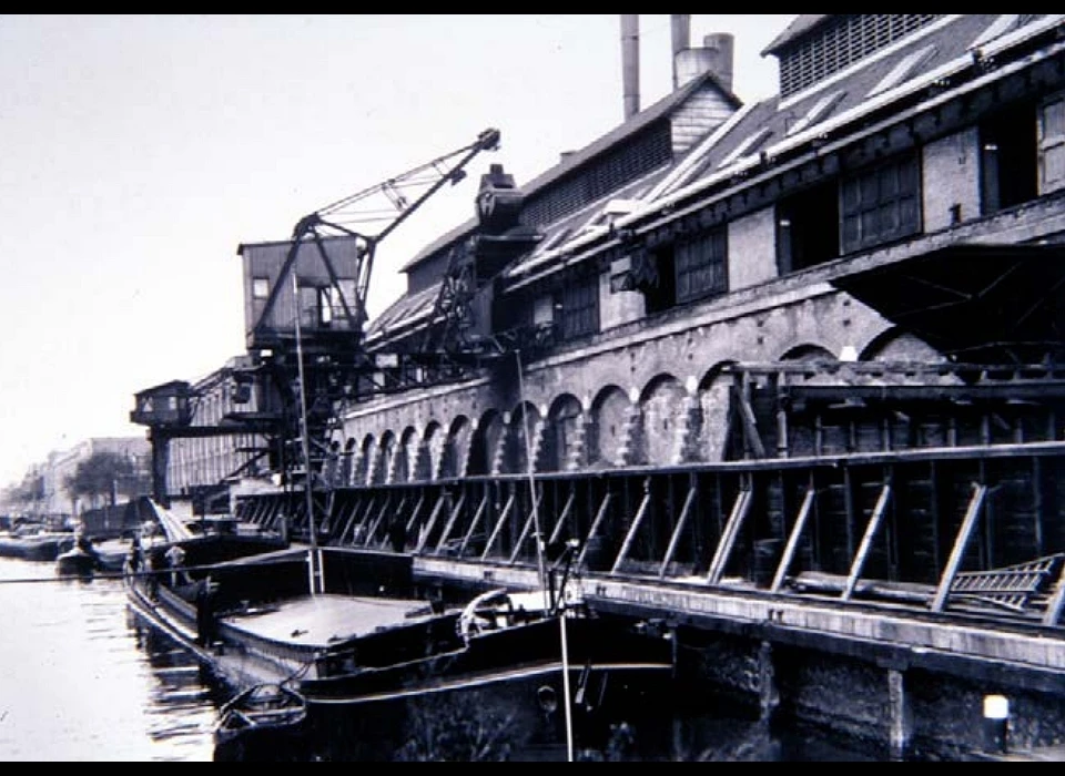 Hoogte Kadijk 202-206 kolenopslag voor de elektriciteitscentrale GEB (ca.1940)