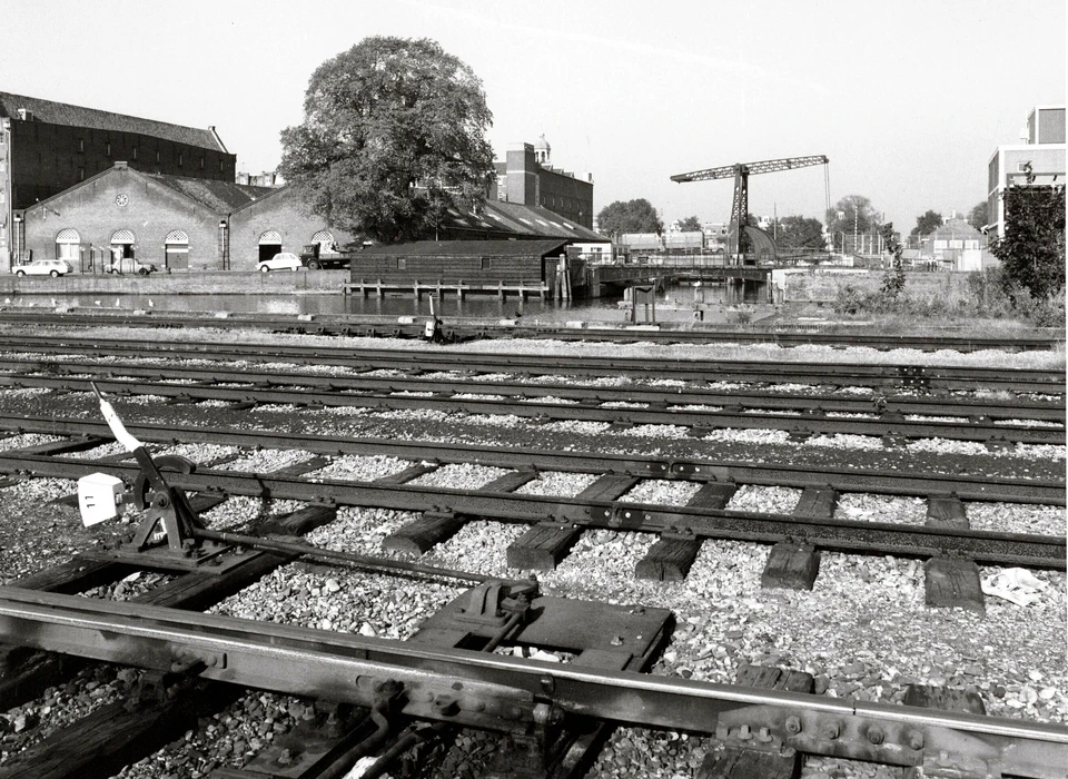 Entrepotdoksluis vanaf Plantage Doklaan naar Hoogte Kadijk met Armand Sunierbrug en Entrepotdoksluisbrug (1973)