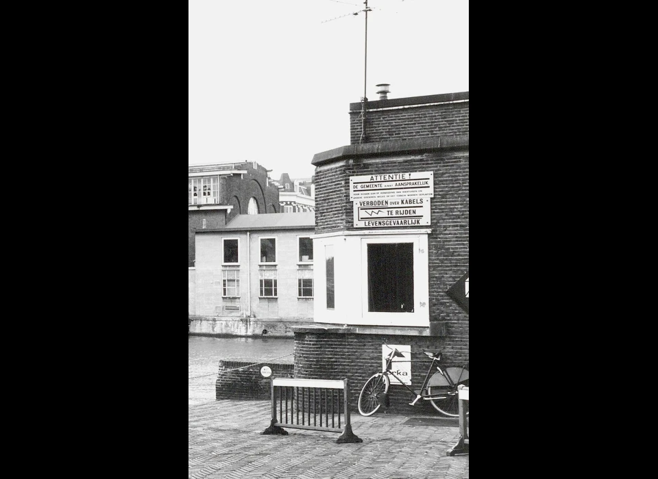 Entrepotdok 1 Hellebaardiershuis van binnenplaats Kadijksplein 1-2-3 (1983)