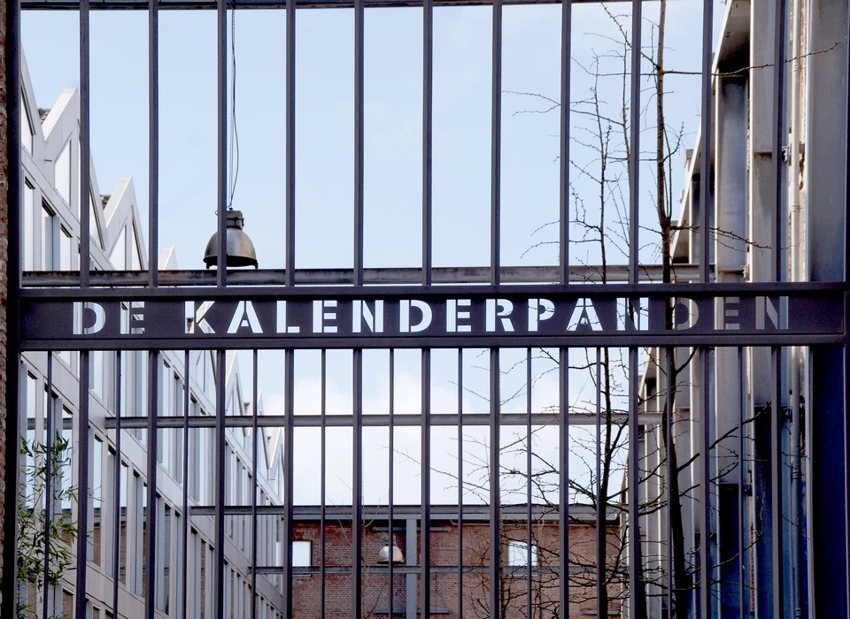 Geschutswerf 3-17 kunstwerk Kalenderpanden naast ingang (2023)