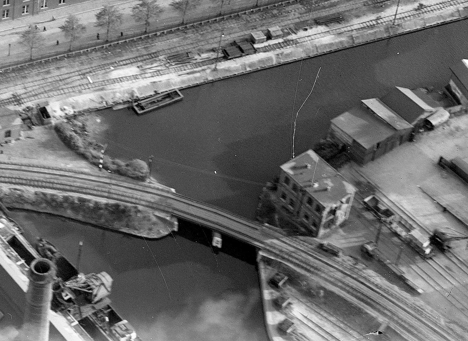Entrepotdok in het midden spoorbrug naar Plantage Doklaan, linksonder elektrische centrale GEB aan Hoogte Kadijk (ca.1930)