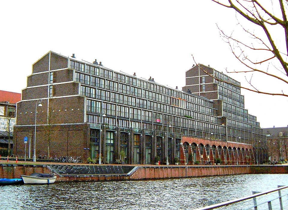 Entrepotdok 110-220 Aquartis met deel van de muur van de vroegere kolenopslag (2007)