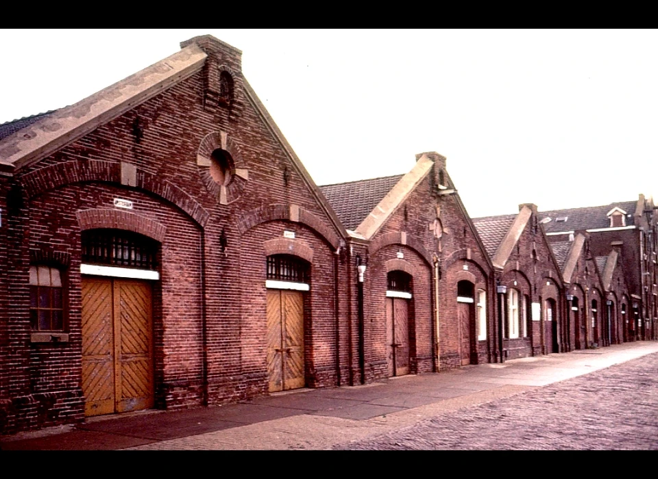 Entrepotdok 3-12 vervangende loodsen voor ingestorte pakhuizen v.l.n.r. (1978)