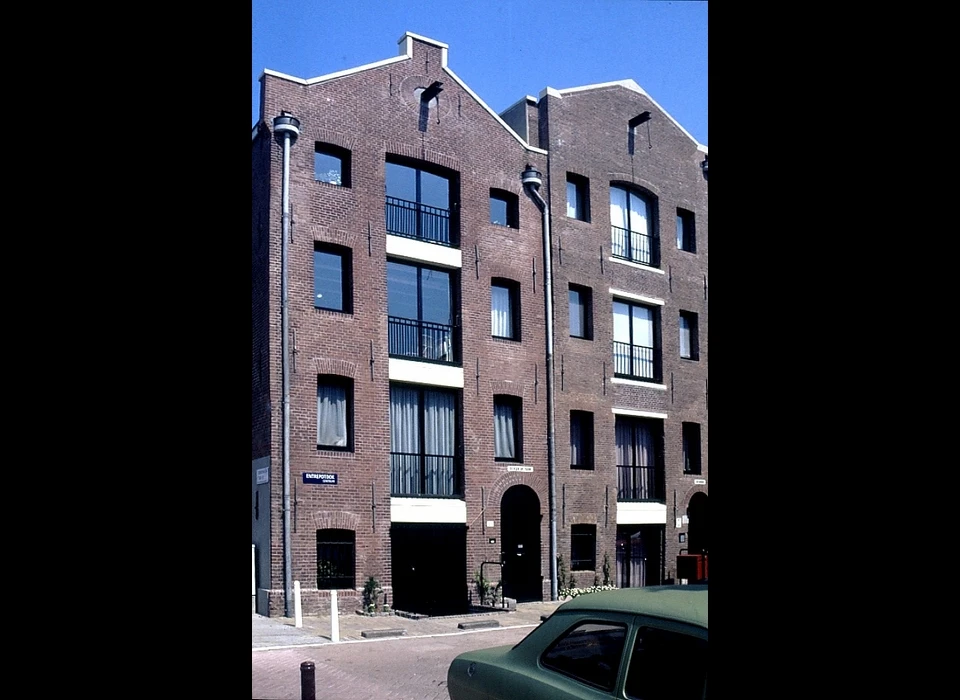 Entrepotdok 13-14 verbouwde pakhuizen (1990)