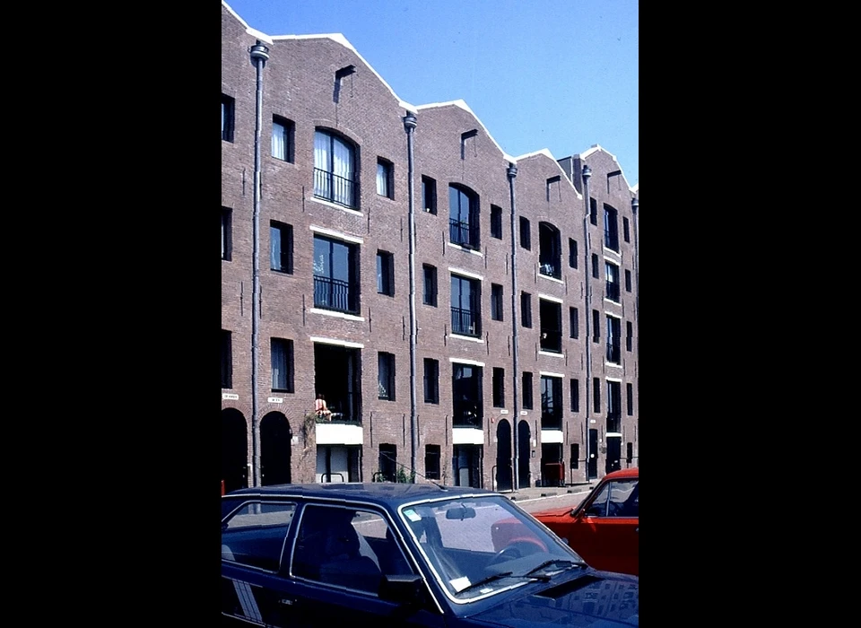 Entrepotdok 15-17 verbouwde pakhuizen (1990)