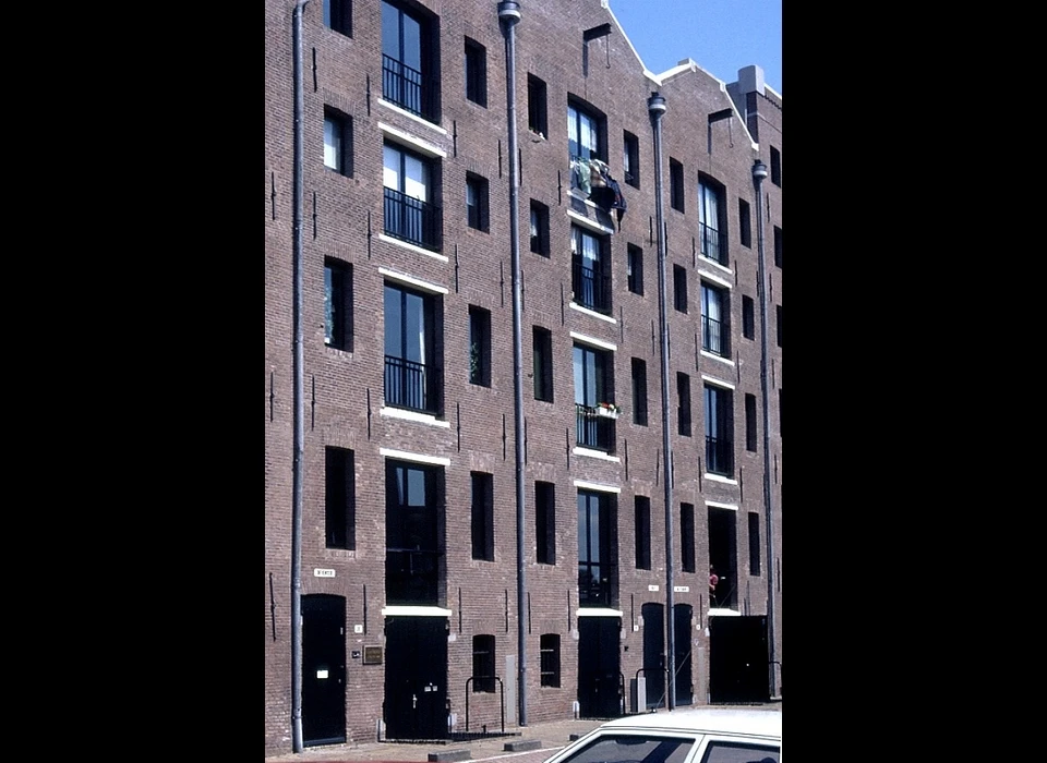 Entrepotdok 18-20 verbouwde pakhuizen (1990)