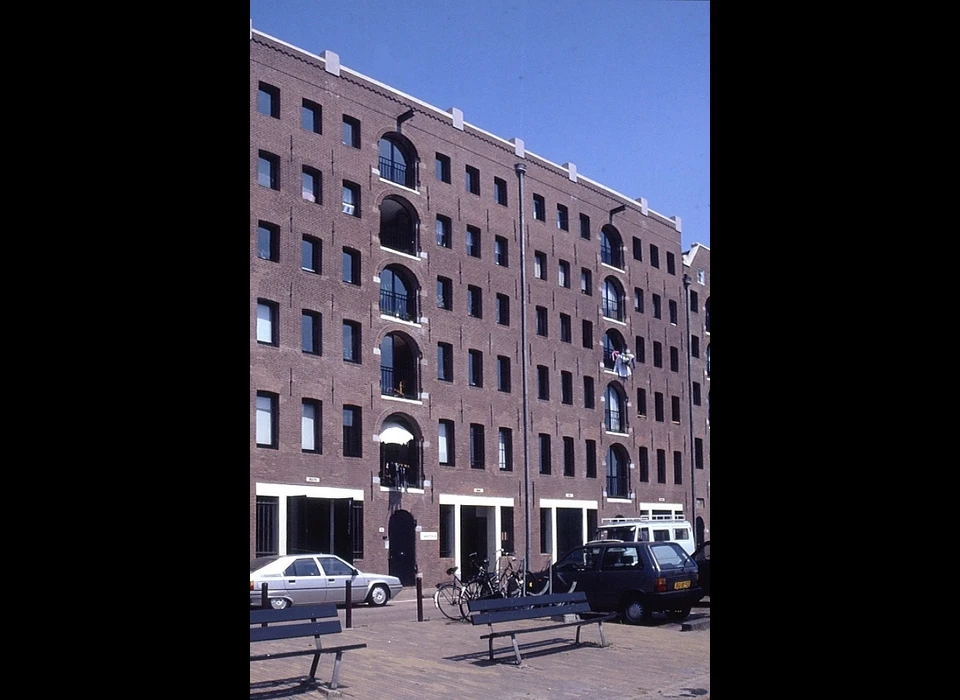 Entrepotdok 21-24 verbouwde pakhuizen (1990)