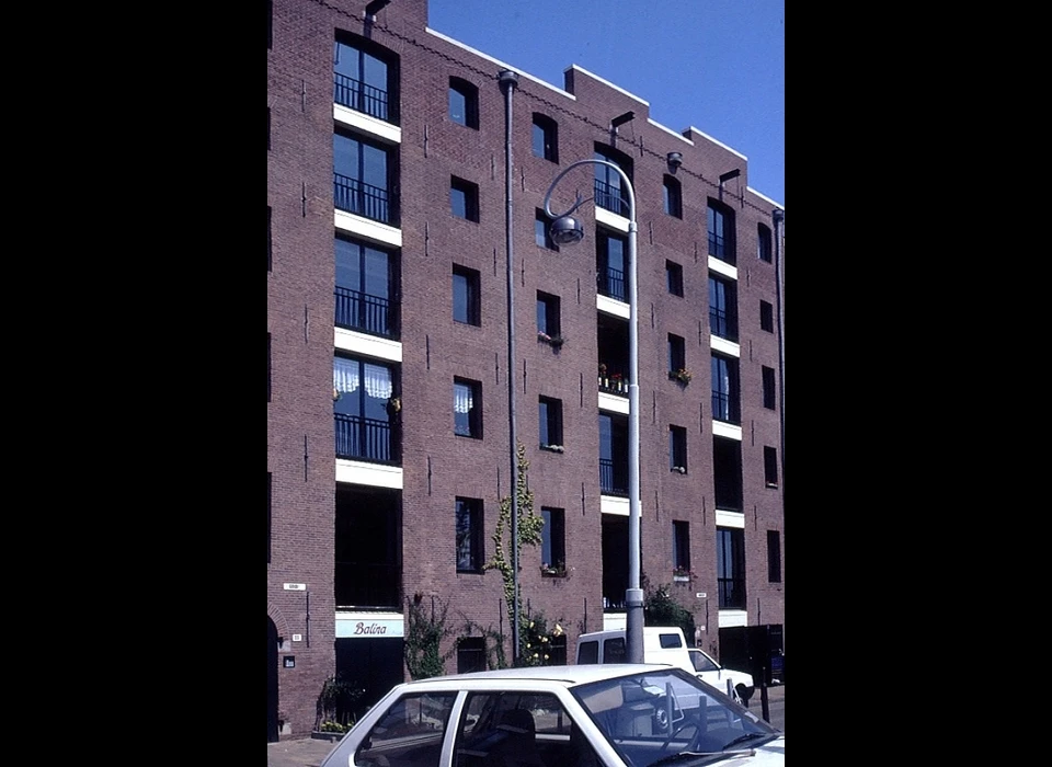 Entrepotdok 33-35 verbouwde pakhuizen (1990)