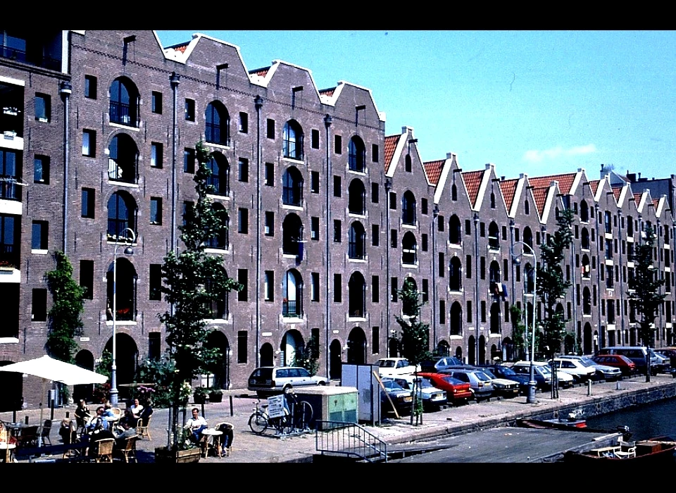 Entrepotdok 38-51 verbouwde pakhuizen (1990)