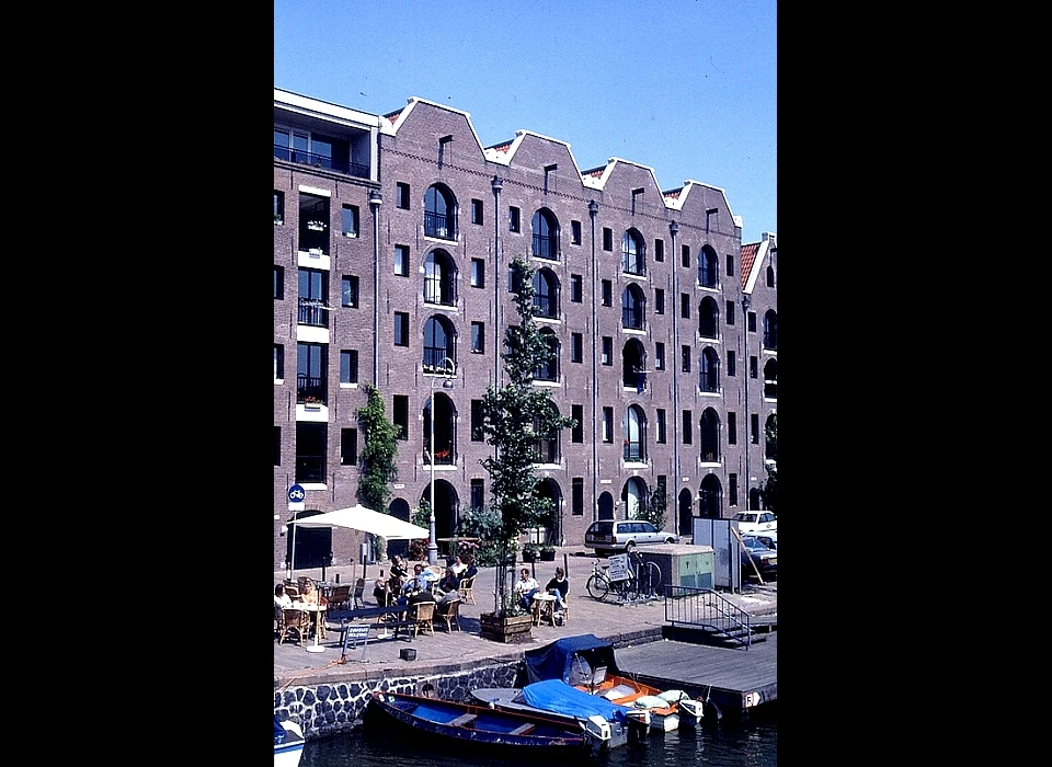 Entrepotdok 38-41 verbouwde pakhuizen (1990)