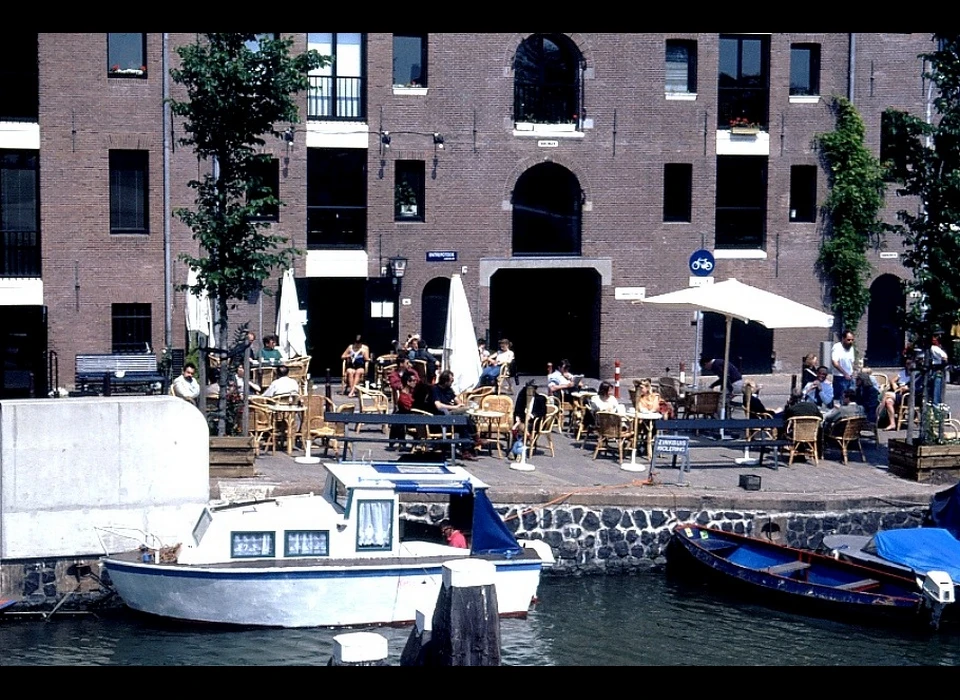 Entrepotdok 36-37 verbouwde pakhuizen met terras (1990)