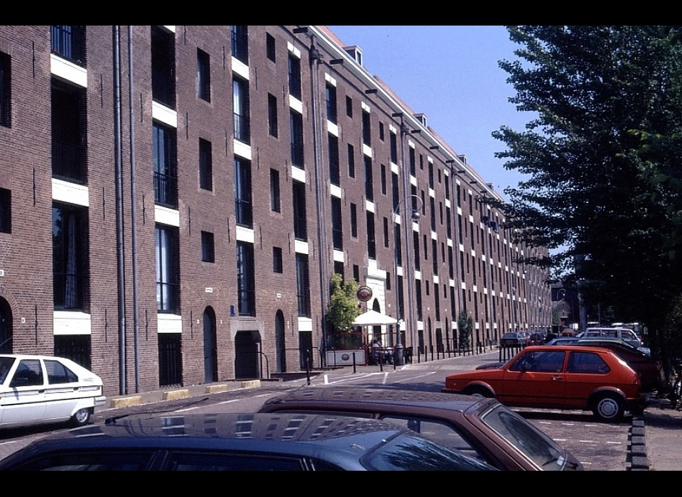 Entrepotdok 61-78 verbouwde pakhuizen (1990)