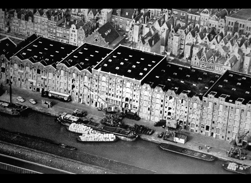 Entrepotdok platte daken goed herkenbaar evenals de verhogingen waar het hijswiel is ondergebracht (1954)