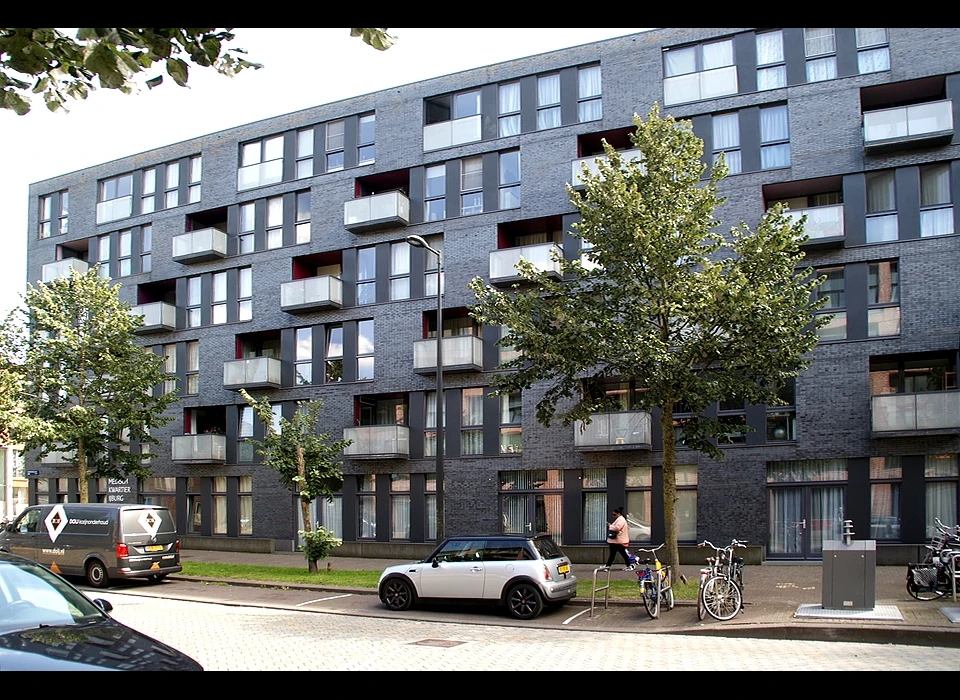 Erich Salomonstraat 326-330 zijgevel Diemerparklaan (2020)