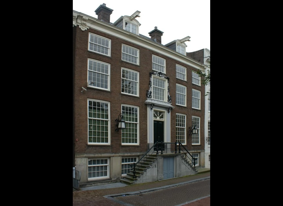 Herengracht 556 (2012) is bewoond door (11223) Adriaan van Loon en later door zijn zoon Jacob van Loon