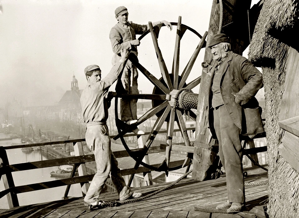 Funenkade 5 molen De Gooyer, molenaar Gerardus Hendrik de Boer en twee knechten (Jacob Olie (1834-1905), 1896)