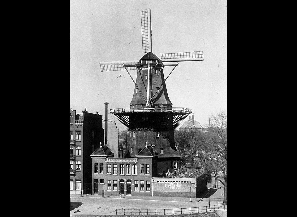 Funenkade 7 rechts is de uitbreiding van het badhuis uit 1925 zichtbaar (1943)