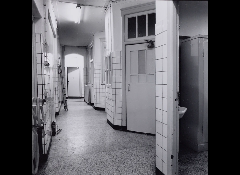 Funenkade 7 badhuis gang naar douchecabines (1984)