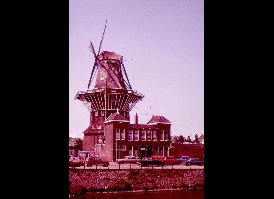 Funenkade 7 molen De Gooijer en het Gemeente Badhuis (1978)