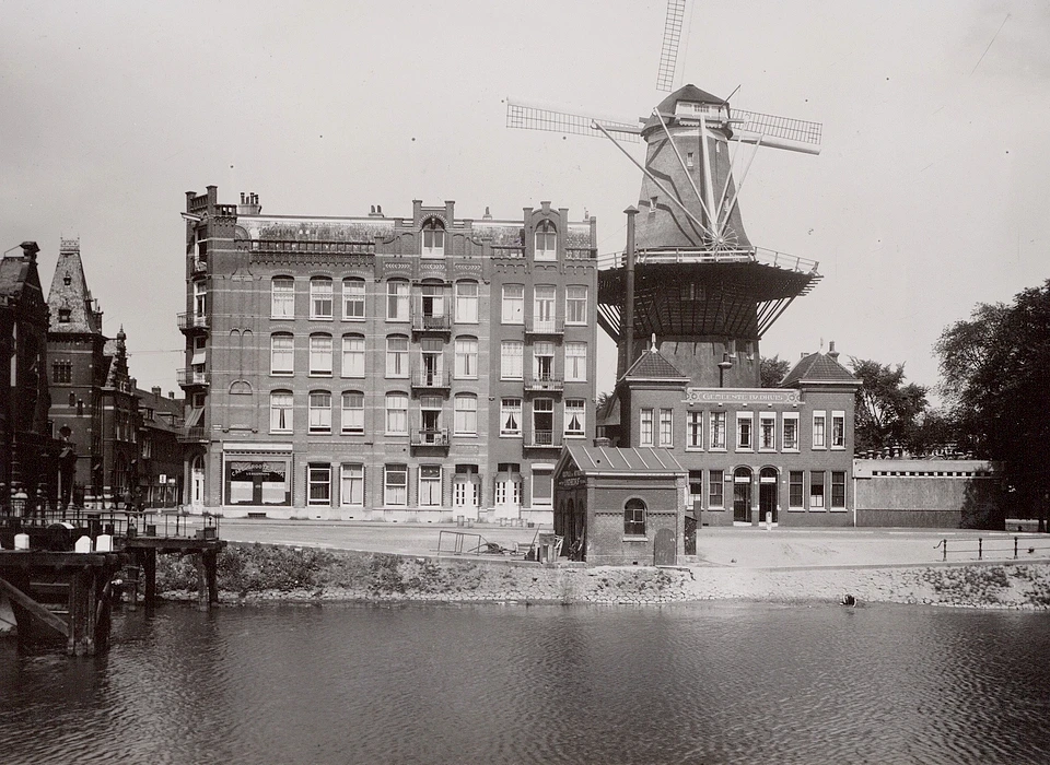 Funenkade 1-7 De huizen aan de Funenkade 1-5 werden in januari 1944 in opdracht van
						de bezetter afgebroken evenals het ervoor liggende gebouwtje dat van 1863 tot 1866 dienst had gedaan als wachthuisje voor belastingambtenaren van de gemeentebelastingen, om zo plaats te maken 
						voor de aanleg van verdedigingswerken. Het badhuis rechts, de Funenkerk en de Funenschool links mochten wel blijven staan. (1941)