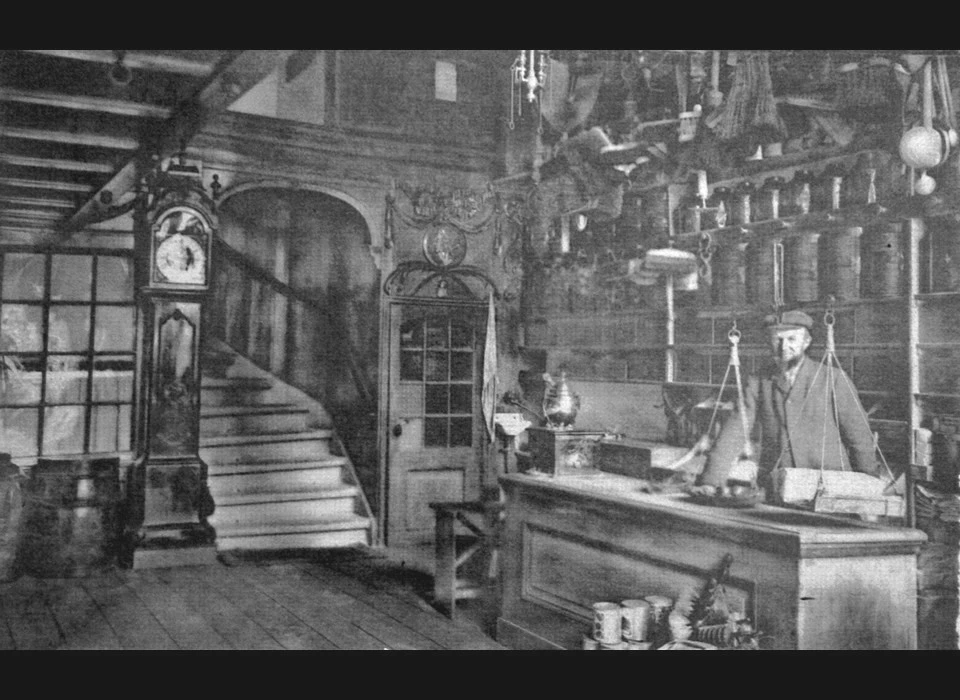 Geldersekade 8 winkelinterieur in de tijd van J.& J.Vinke (1910)