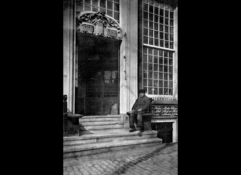 Geldersekade 8 entree en tekst boven kelderraam (1910)