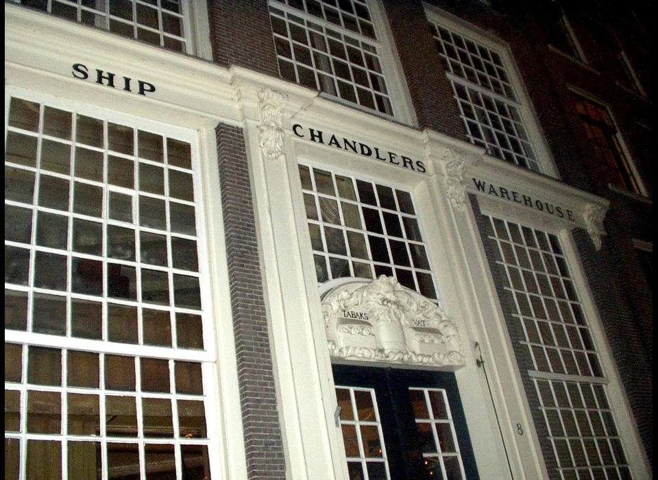 Geldersekade 8 onderpui Tabaksvat en Ship Chandlers Warehouse (1976)