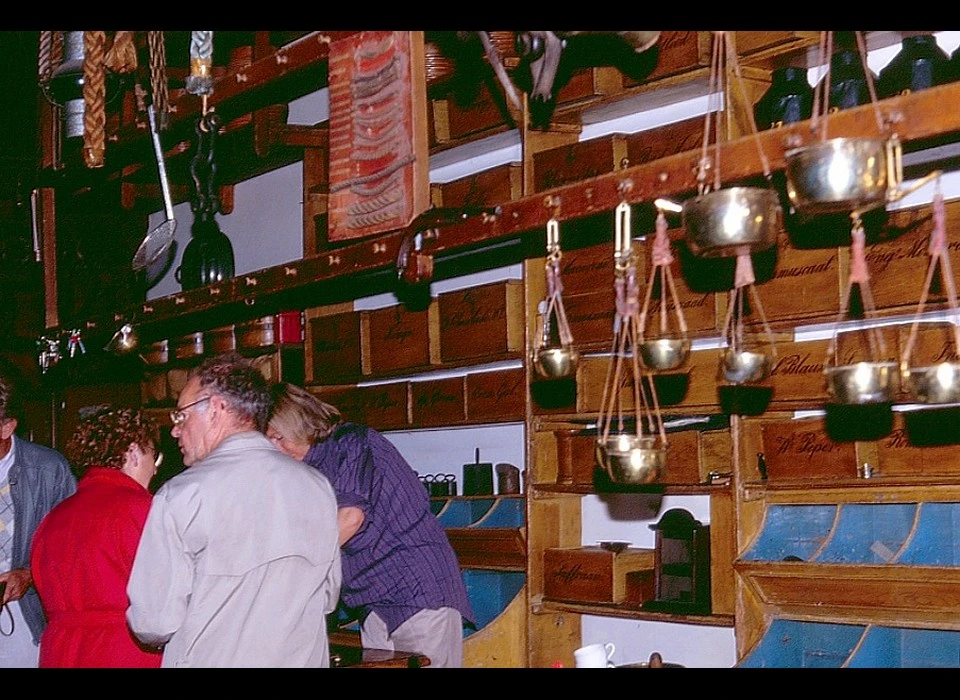 Geldersekade 8 winkelinterieur Berlijns blauwe voorraadbakken (1985)