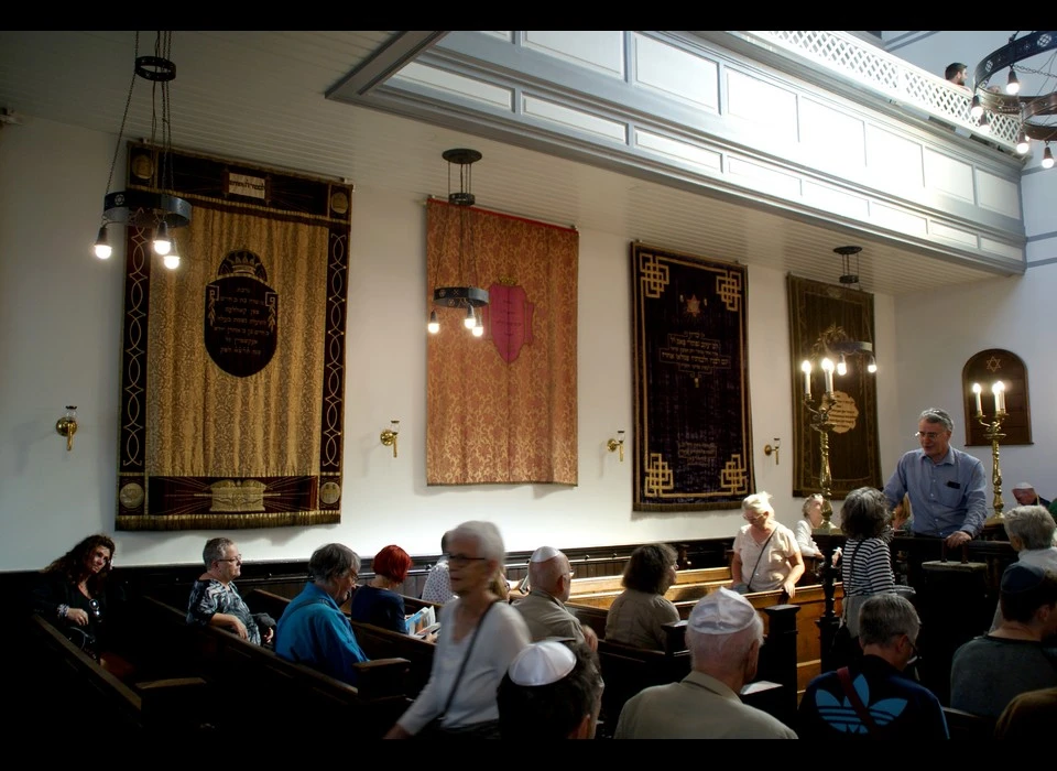 Gerard Doustraat 238 sjoel gebedsruimte met voorhangsels (2018)