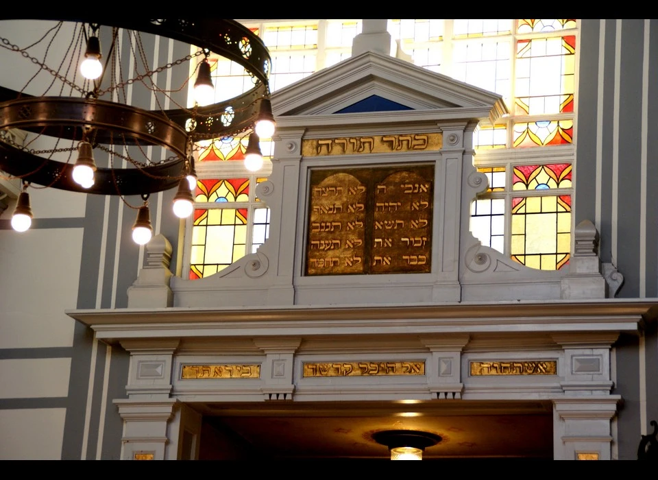 Gerard Doustraat 238 sjoel lijstwerk heilige ark met afbeelding stenen tafelen (2018)