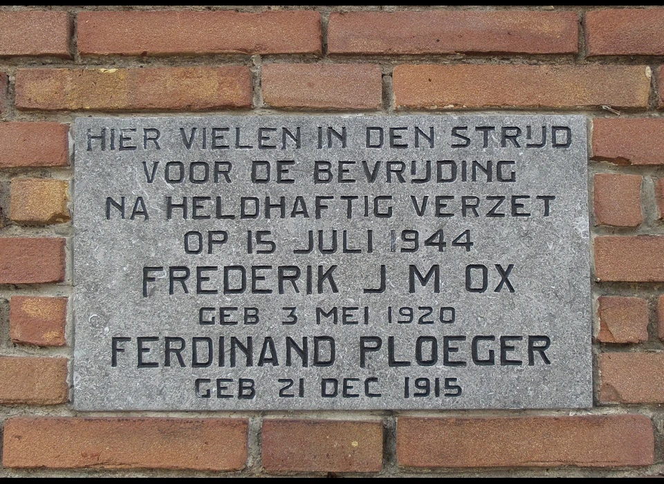 Gerrit van der Veenstraat 99 gedenksteen verzetshelden Ox en Ploeger