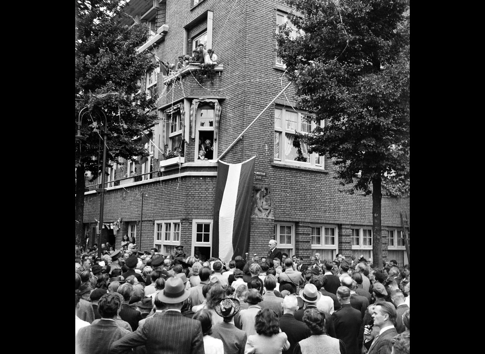 Euterpestraat 102 hoek Rubensstraat 1945 onthulling van de nieuwe straatnaam Gerrit van der Veenstraat op de plek 
					  tussen de voormalige vestigingen aan beide zijden van de straat van de 'Zentralstelle für Jüdische Auswanderung' en de 'Sicherheitsdienst'