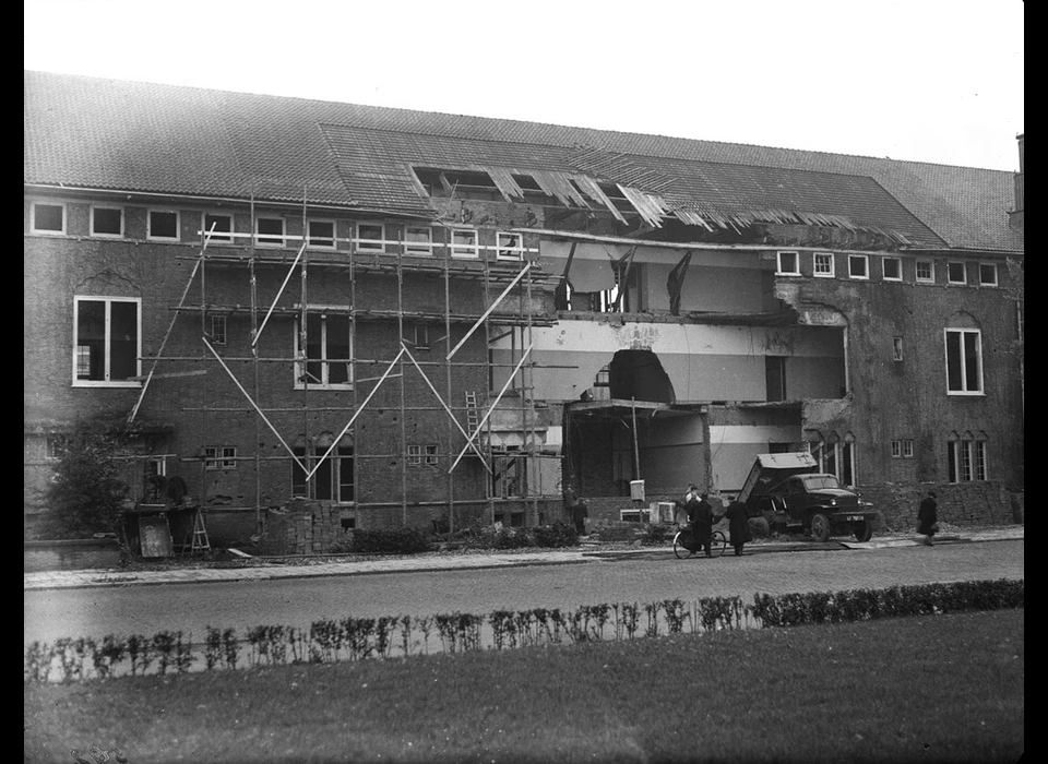 Gerrit van der Veenstraat 99 1946 op 15 november is de reparatie van de bomaanslag in volle gang