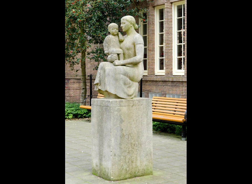Gerrit van der Veenstraat 99 beeld De Zorg in 1939 gehakt door Henri Matthieu Wezelaar (2008)