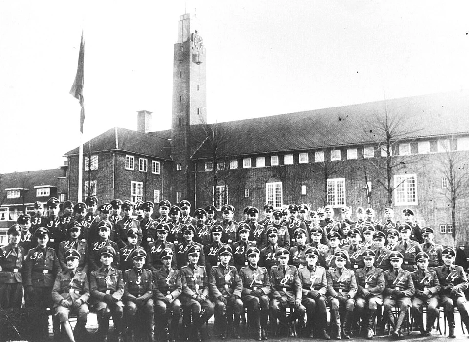 Euterpestraat 99, gebouw van de Sicherheitsdienst met de Duitse beulen voor hun werkplek. Nummer 7 is Willy Lages, 
					  nummer 6 is de beruchte Ferdinand aus der Fünten, verantwoordelijk voor het oppakken en naar concentratiekampen afvoeren van Amsterdamse Joden